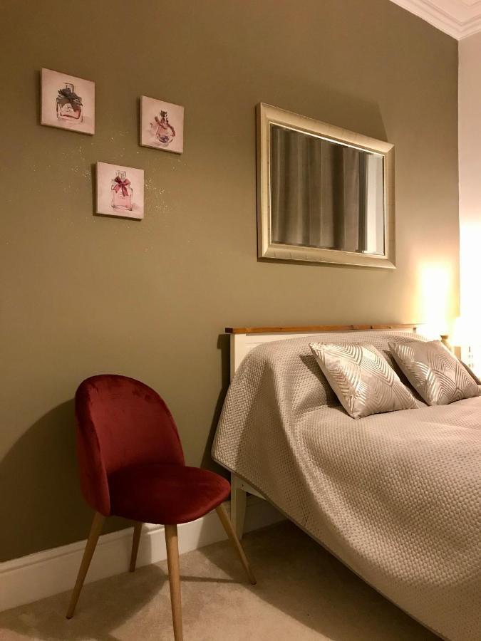 Velvet Nest 5 Min Walk From Train Station Appartamento *