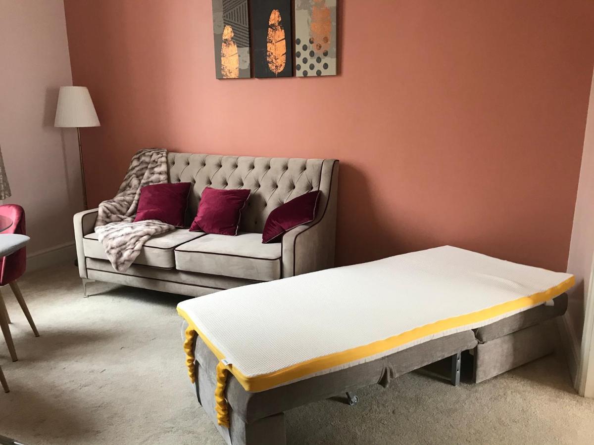 Velvet Nest 5 Min Walk From Train Station Appartamento